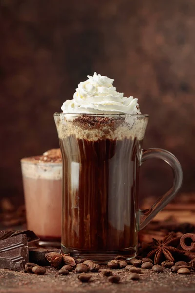 Καφές Και Ζεστή Σοκολάτα Σαντιγί Πασπαλισμένο Ψίχουλα Σοκολάτας — Φωτογραφία Αρχείου
