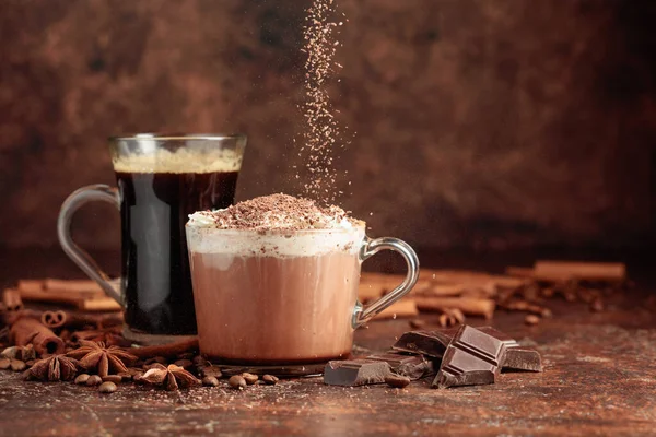 热巧克力加奶油 上面撒满巧克力碎和黑咖啡 — 图库照片