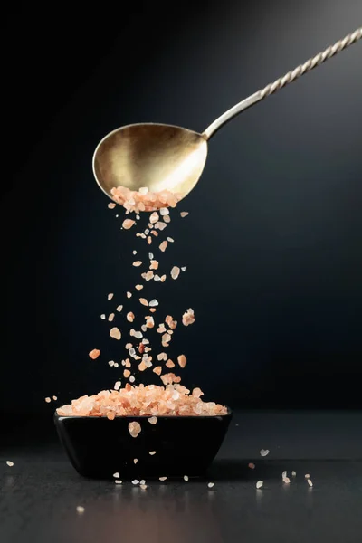 Eine Kleine Schwarze Schüssel Wird Rosafarbenes Salz Gegossen Himalaya Salz — Stockfoto