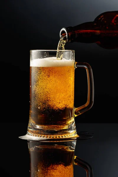 Nalít Pivo Láhve Hrnku Pivní Hrnek Černém Reflexním Pozadí — Stock fotografie