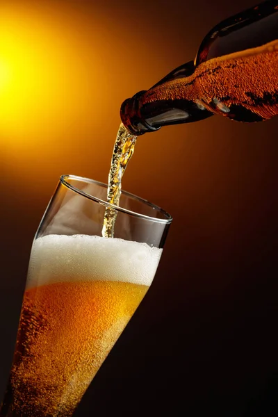 Nalít Pivo Láhve Vysoké Sklenice — Stock fotografie