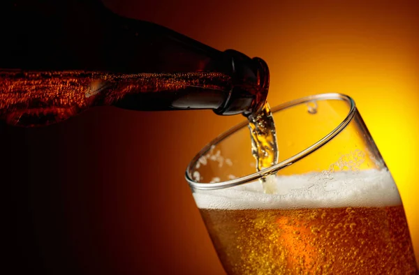 Şişeden Bardağa Bira Dökmek Boşluğu Kopyala — Stok fotoğraf