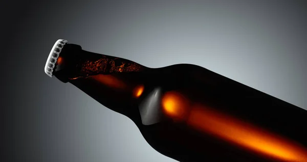 Primo Piano Una Bottiglia Birra Non Aperta Retroilluminazione — Foto Stock