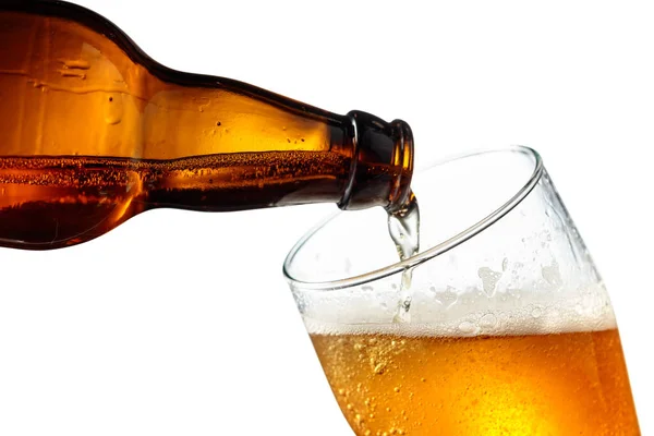 Versare Birra Una Bottiglia Bicchiere Isolato Sfondo Bianco — Foto Stock