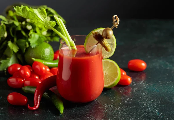 Bloody Mary Cocktail Versierd Met Augurk Olijf Limoen Selderij Tomatendrank — Stockfoto