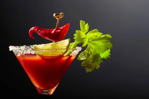 Cóctel Bloody Mary Con Apio Lima Pimienta Roja Vidrio Está —  Fotos de Stock