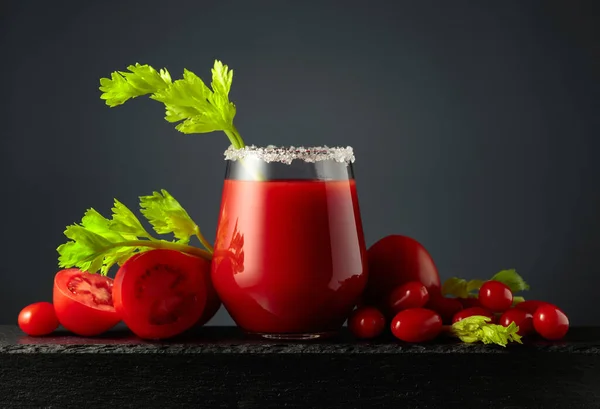Verse Tomatensap Een Glas Met Een Selderijstokje Een Hoop Rijpe — Stockfoto