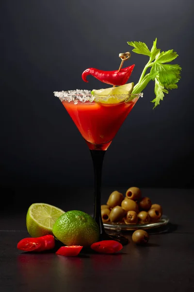 Cóctel Bloody Mary Con Apio Lima Pimiento Rojo Aceitunas Verdes —  Fotos de Stock