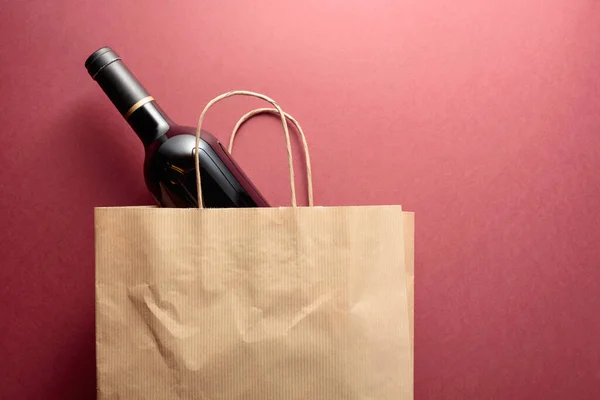 回收用纸购物袋和一瓶红酒 顶部视图 复制空间 — 图库照片