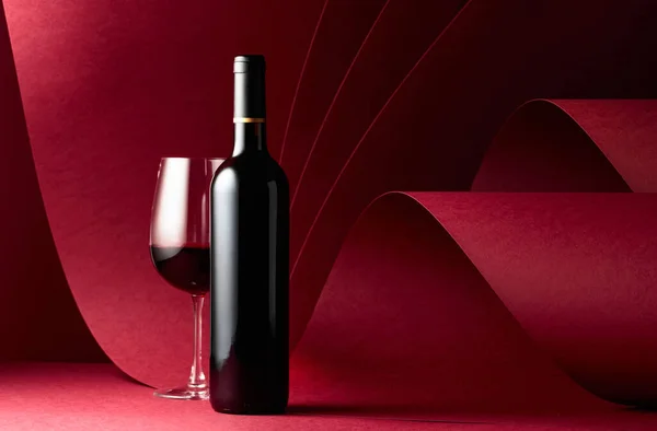 Botella Copa Vino Tinto Sobre Fondo Rojo Copiar Espacio —  Fotos de Stock