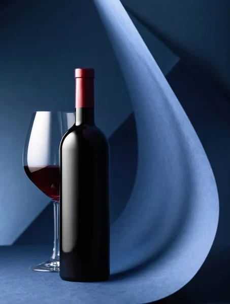 Μπουκάλι Και Ένα Ποτήρι Κόκκινο Κρασί Μπλε Φόντο Αντιγραφή Χώρου — Φωτογραφία Αρχείου