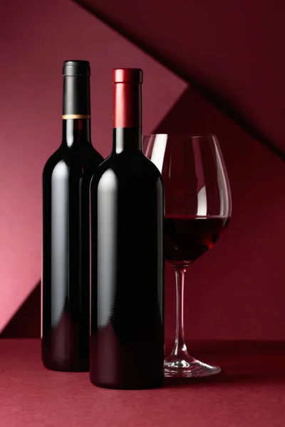 赤ワインのグラスとボトル スペースのコピー — ストック写真