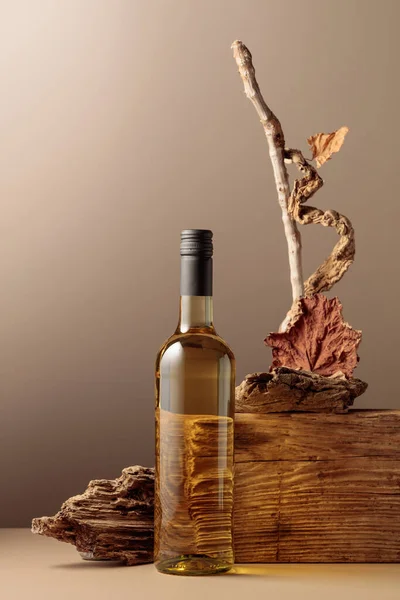 Bottiglia Vino Bianco Con Una Composizione Vecchia Tavola Tranelli Secchi — Foto Stock