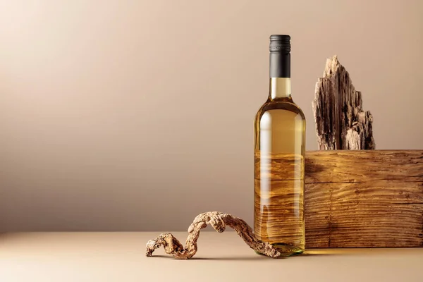 Botella Vino Blanco Con Una Composición Madera Vieja Fondo Beige —  Fotos de Stock
