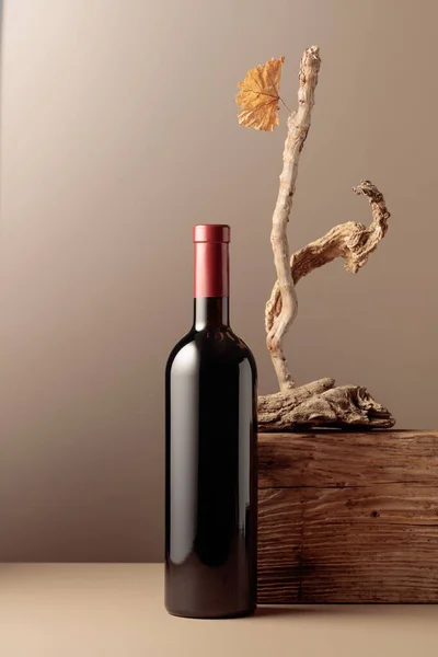 Garrafa Vinho Tinto Com Uma Composição Madeira Velha Composição Minimalista — Fotografia de Stock