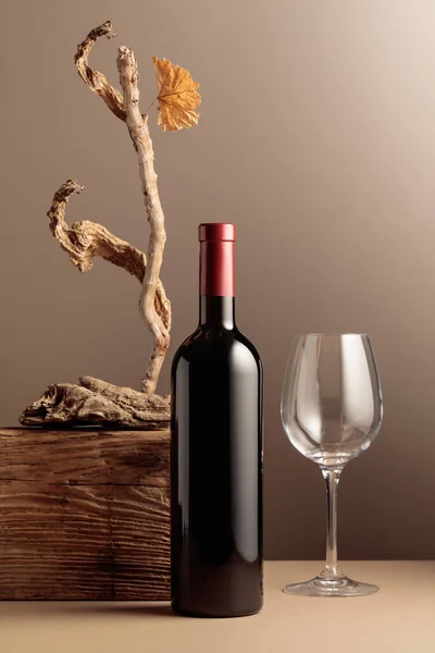 Botella Copa Vino Tinto Con Una Composición Madera Vieja Composición —  Fotos de Stock
