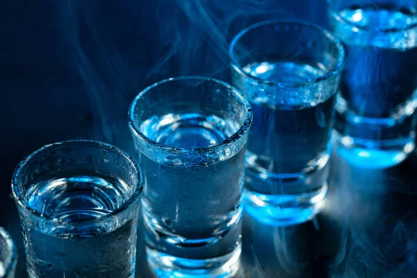 Blöt Glas Vodka Rök Mörkblå Bakgrund Selektiv Inriktning — Stockfoto
