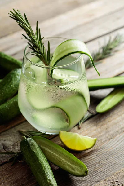 Gin Tonic Med Rosmarin Lime Och Gurka Skivor Frostat Glas — Stockfoto