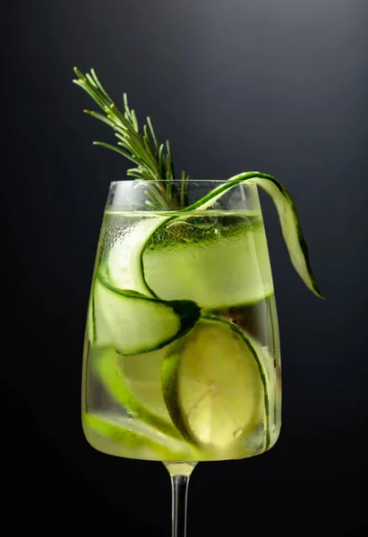 Gin Tonic Met Ijs Rozemarijn Limoen Komkommer Matglas Glas Met — Stockfoto