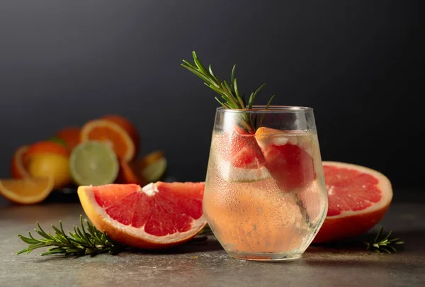 Cocktail Gin Tonic Mit Eis Rosmarin Und Grapefruit Auf Einem — Stockfoto