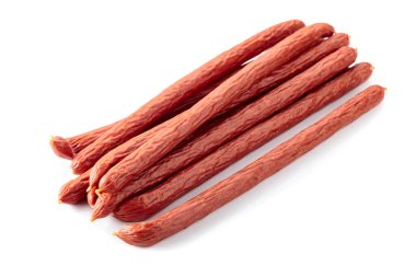 Tütsülenmiş sosisler beyaz arka planda izole edilmiş..