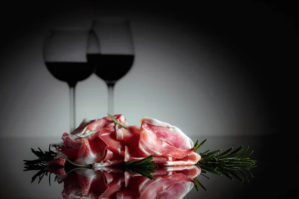 Итальянская Ветчина Испанский Хамон Розмарином Красным Вином Черном Фоне — стоковое фото