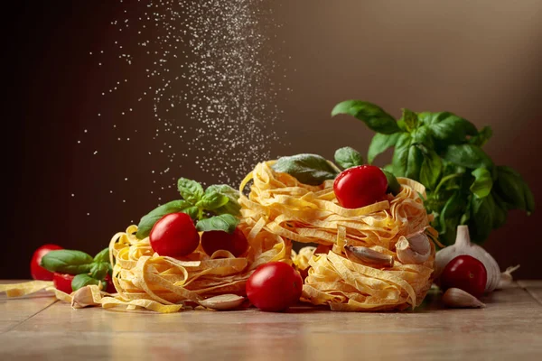 Zelfgemaakte Rauwe Pasta Met Tomaat Knoflook Basilicum Een Bruine Achtergrond — Stockfoto