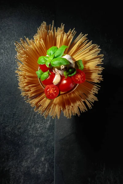 Espaguetis Crudos Con Tomate Ajo Albahaca Sobre Una Mesa Piedra — Foto de Stock