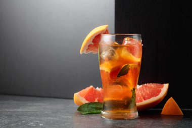 Buzlu çay ya da buzlu, naneli ve greyfurtlu ferahlatıcı bir yaz içeceği. Boşluğu kopyala.