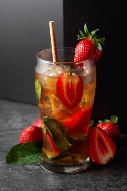 Buzlu çay ya da buzlu, naneli ve çilekli ferahlatıcı bir yaz içeceği..