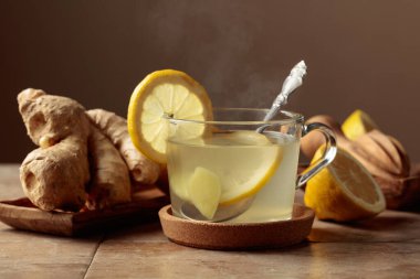 Mutfak masasında limonlu zencefil çayı..