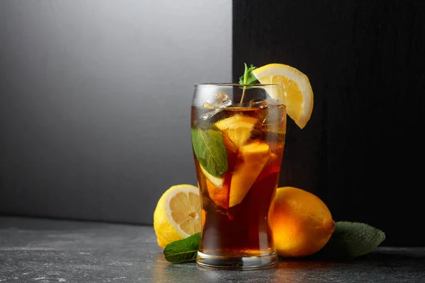 Холодный Чай Летний Освежающий Напиток Льдом Мятой Лимоном Копирование Пространства — стоковое фото