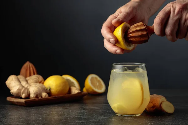 Ginger Ale Ice Lemon Juice Squeezed Out Lemon Old Wooden — Stock Photo, Image