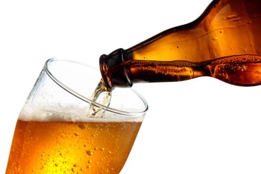 Şişeden bardağa bira dökmek. Beyaz bir arkaplanda izole edilmiş.