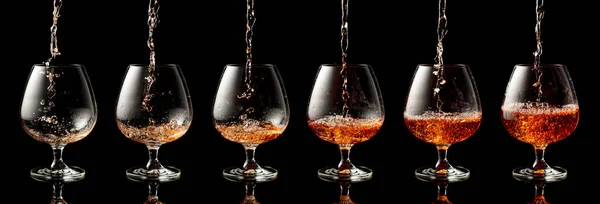 Verser Brandy Dans Verre Sur Fond Réfléchissant Noir — Photo