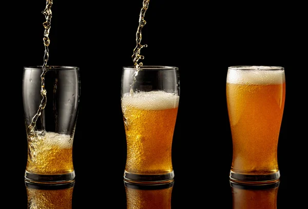 Despejar Cerveja Num Copo Copo Cerveja Fundo Reflexivo Preto — Fotografia de Stock