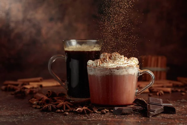 Ζεστή Σοκολάτα Σαντιγί Πασπαλισμένη Κακάο Και Μαύρο Καφέ — Φωτογραφία Αρχείου