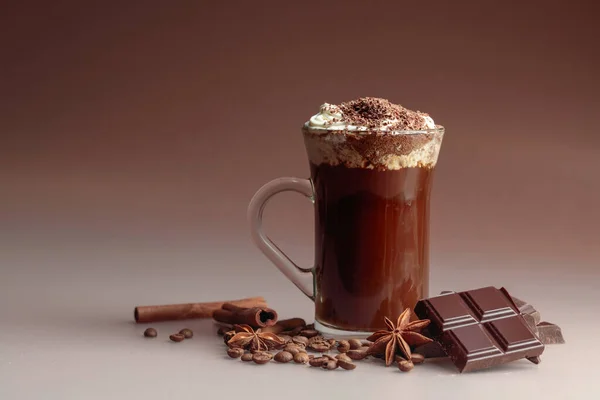 用奶油搅拌过的咖啡 上面撒满巧克力屑 复制空间 — 图库照片