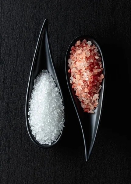 Weißes Meersalz Und Rosa Himalaya Salz Auf Einem Schwarzen Keramiktisch — Stockfoto