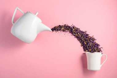 Pembe arka planda kurutulmuş lavanta çiçekleri. Bitkisel tıp temasının kavramsal görüntüsü. Kopyalama alanı olan üst görünüm.