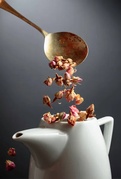Сушеные Бутоны Роз Наливают Белый Чайник — стоковое фото