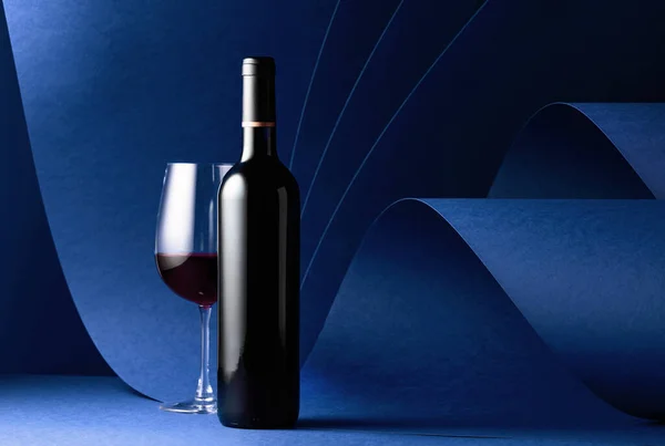 Garrafa Copo Vinho Tinto Sobre Fundo Azul Espaço Cópia — Fotografia de Stock
