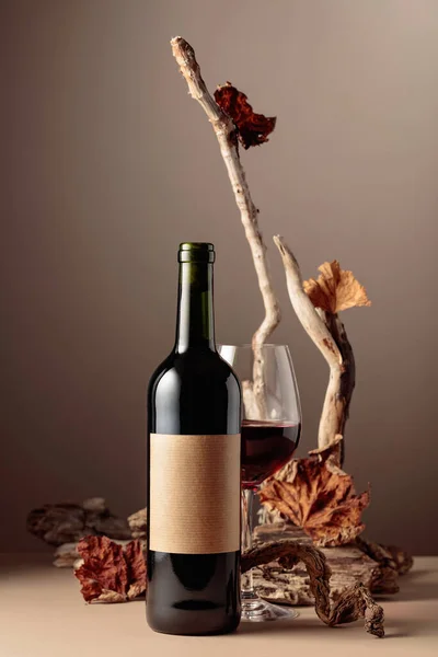 Flaska Och Glas Rött Vin Med Sammansättning Gammalt Trä Minimalistisk — Stockfoto
