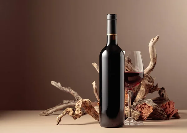 Flaska Och Glas Rött Vin Med Sammansättning Gammalt Trä Minimalistisk — Stockfoto