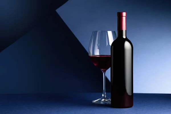 Botella Copa Vino Tinto Sobre Fondo Azul Copiar Espacio —  Fotos de Stock