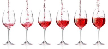 Pembe şarabı bardağa dolduruyorum. Beyaz bir arkaplanda izole edilmiş.