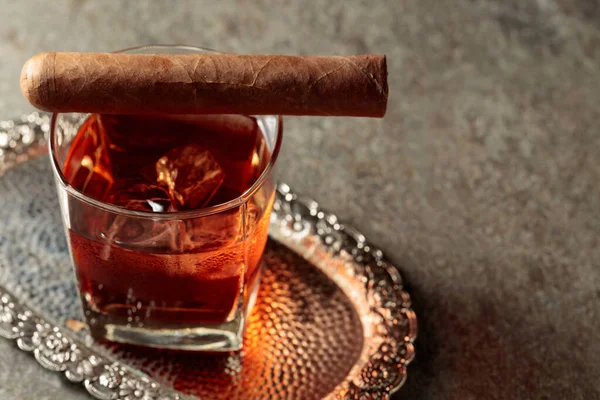 Whisky Con Hielo Cigarro Una Vieja Mesa Piedra Copiar Espacio — Foto de Stock