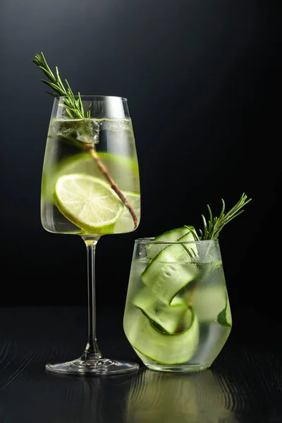 Gin Tonic Avec Glace Romarin Lime Concombre Dans Des Verres — Photo