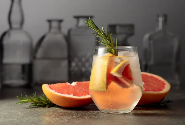 Cocktail Gin Tonic Met Ijs Rozemarijn Grapefruit Een Stenen Tafel — Stockfoto