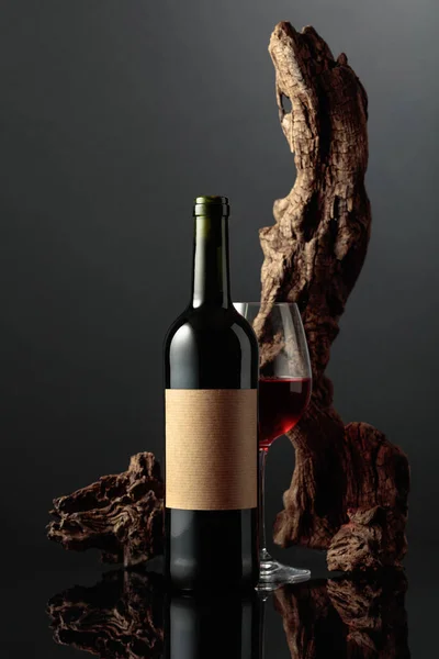 Glas Und Flasche Rotwein Mit Altem Leeren Etikett Hintergrund Alter — Stockfoto